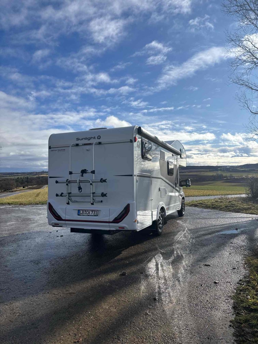 Heckansicht Hundewohnmobil mit Fahrradträger und Landschaft