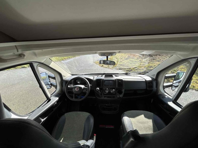 Modernes Cockpit im Hundewohnmobil mit Fahrerbereich und Armaturen